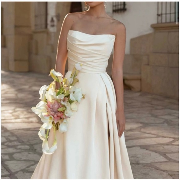 Essense of Australia Wedding Dress (D3794) - Picture 2 of 12